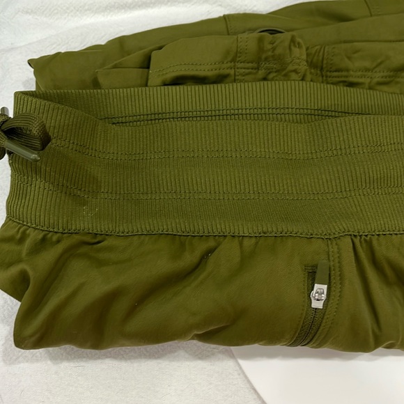 The North Face Forest Olive Mountain Capri Pants Side Pock XL/Regular Brand New - Picture 2 of 6